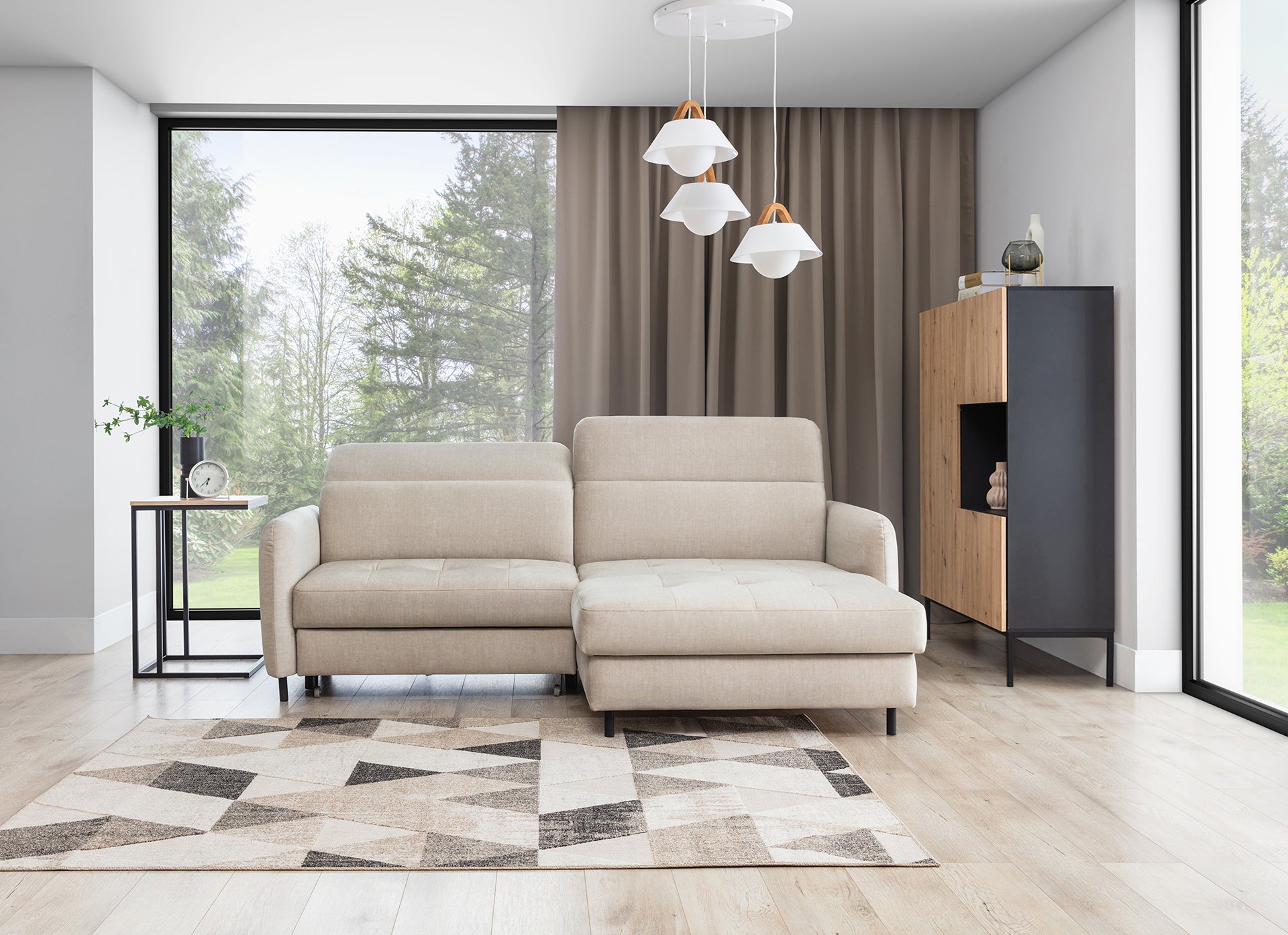 Dywan Eustache Beige 80x150 cm w nowoczesnym salonie z beżową sofą, drewnianą szafką i dużymi oknami – aranżacja w jasnych barwach.