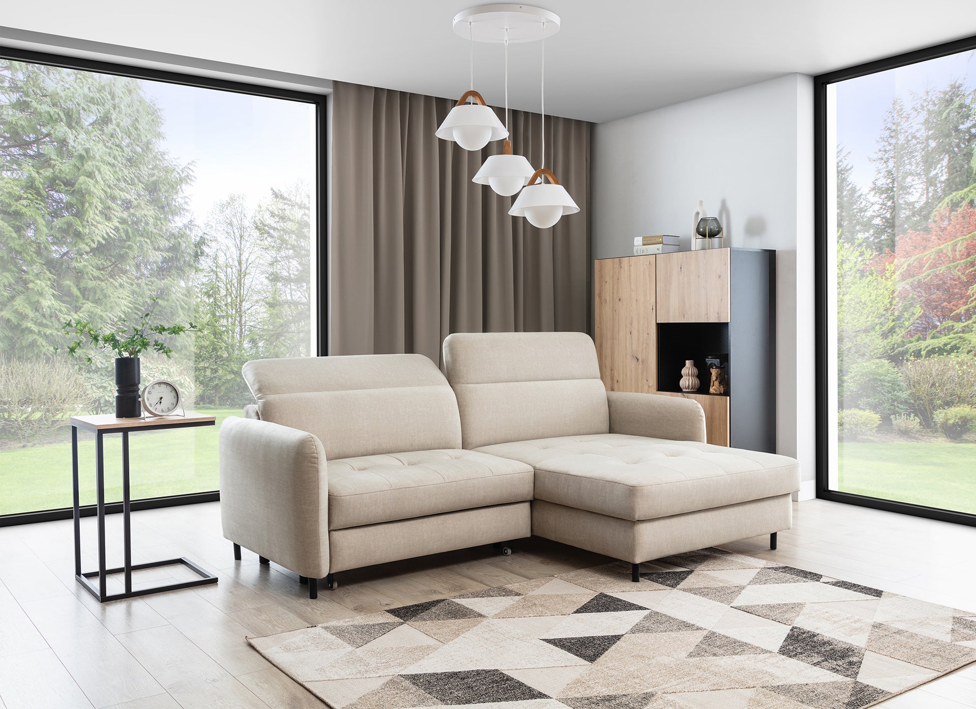 Dywan Eustache Beige 80x150 cm w przestronnym salonie z narożnikiem w kolorze beżowym i panoramicznym widokiem na ogród – styl minimalistyczny.