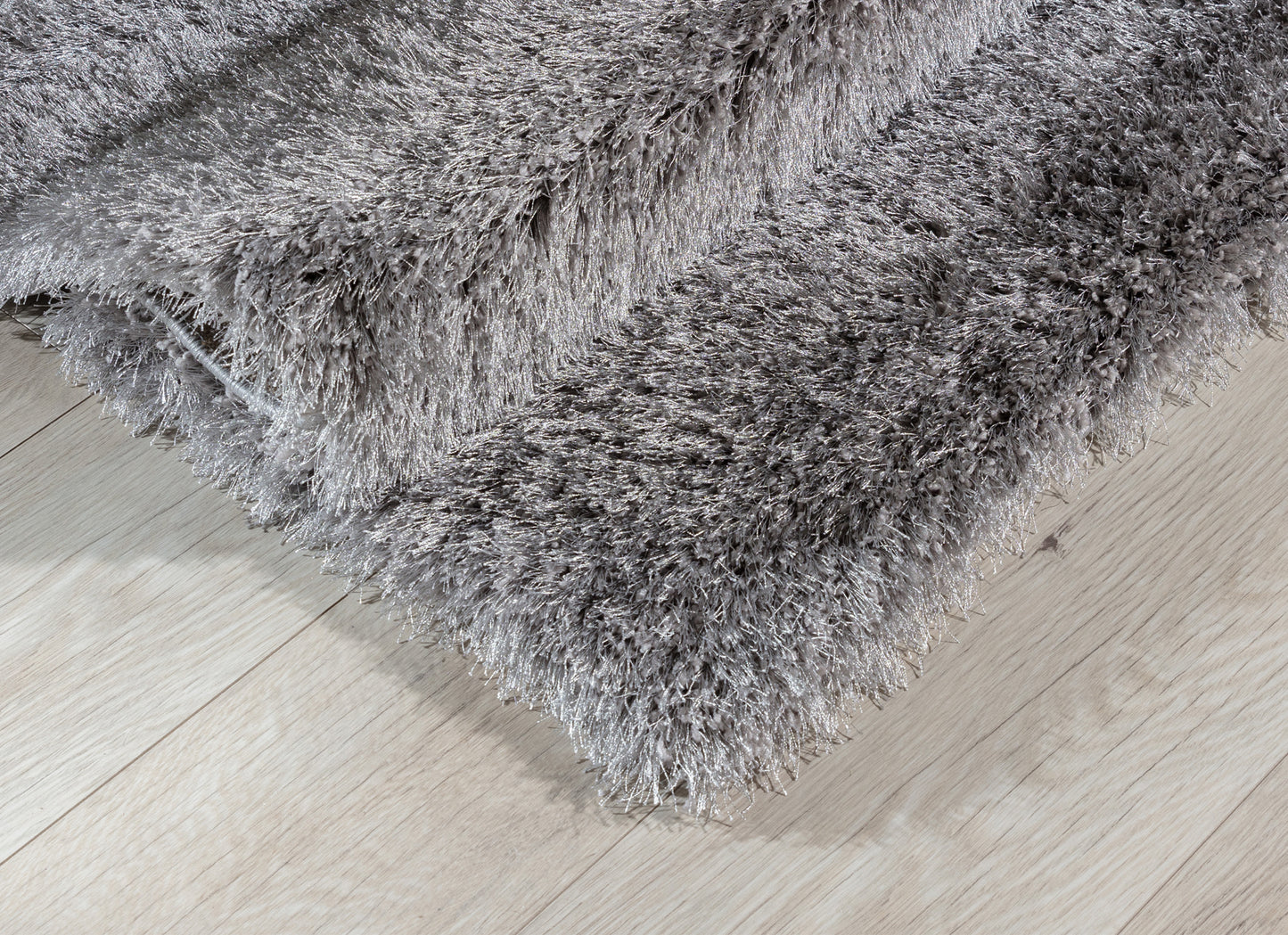 Dywan shaggy Blodwen Grey 120×180 cm – zbliżenie na długie, szare włosie