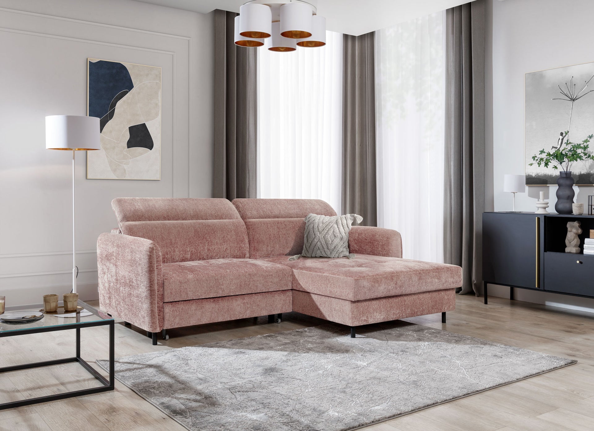 Dywan Siggi Grey 80x150 cm w jasnym salonie z różowym narożnikiem i dużymi oknami – stylowe połączenie szarości i pudrowych tonów.