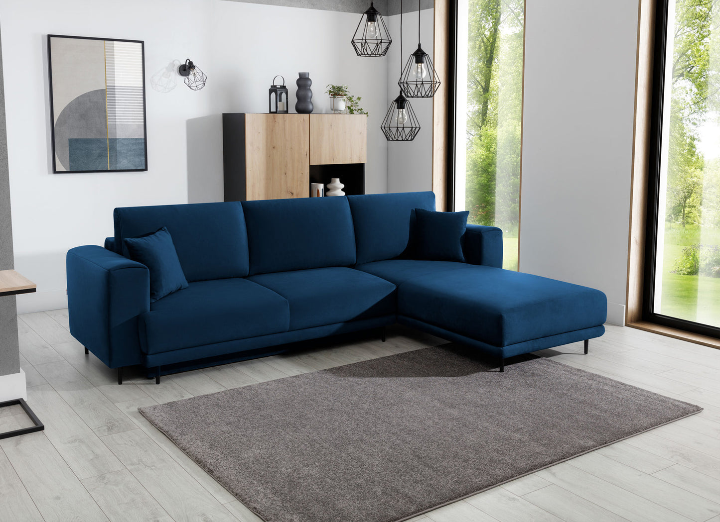 Dywan Verlice Grey 160x230 cm w nowoczesnym salonie z granatowym narożnikiem – elegancki akcent w stonowanej aranżacji wnętrza.