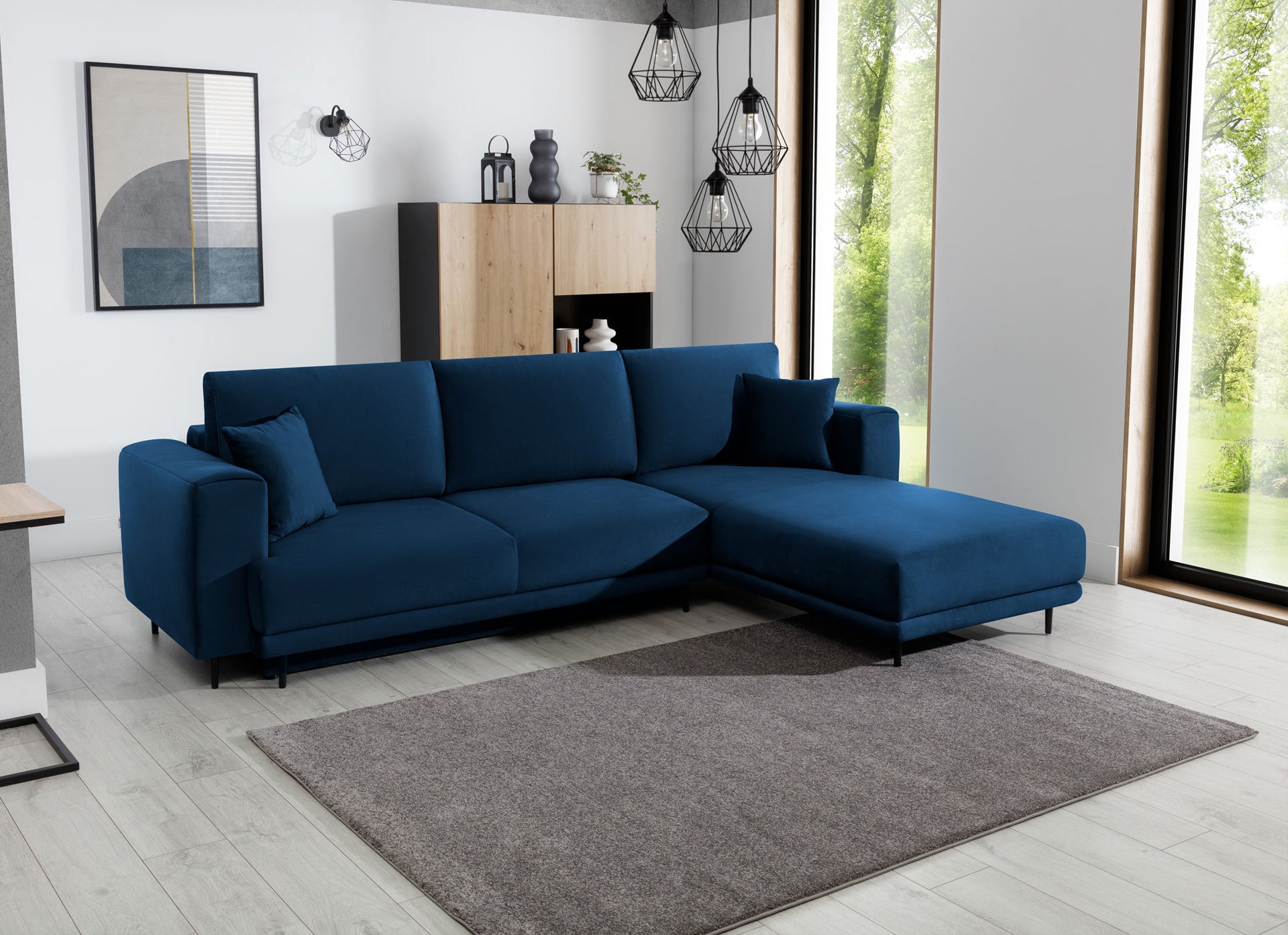 Dywan Verlice Grey 160x230 cm w nowoczesnym salonie z granatowym narożnikiem – elegancki akcent w stonowanej aranżacji wnętrza.