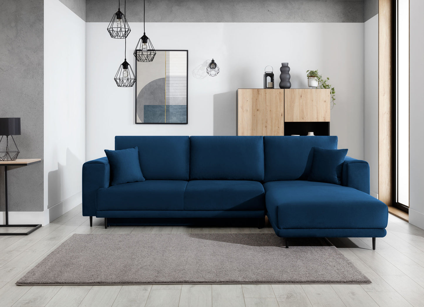 Dywan Verlice Grey 80x150 cm w jasnym salonie z granatową sofą i drewnianymi meblami – elegancki akcent o uniwersalnym designie.