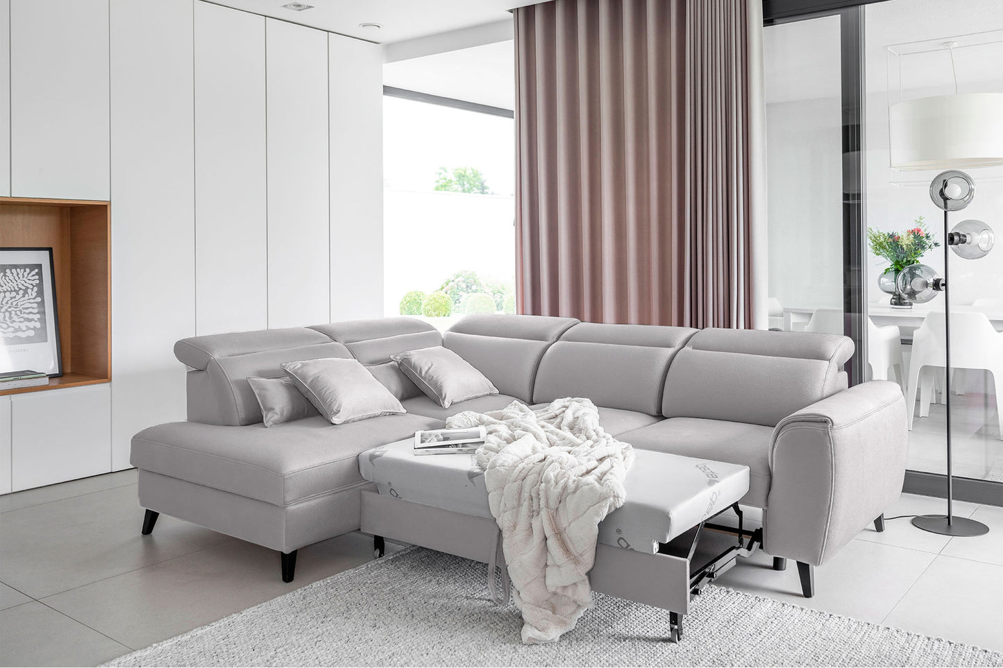 Lewostronny narożnik Noble w tkaninie Nube 03 o delikatnym jasnoszarym odcieniu i nowoczesnej bryle. Designerski narożnik do jasnych oraz przestronnych aranżacji salonowych inspirowanych stylem contemporary i soft loft.