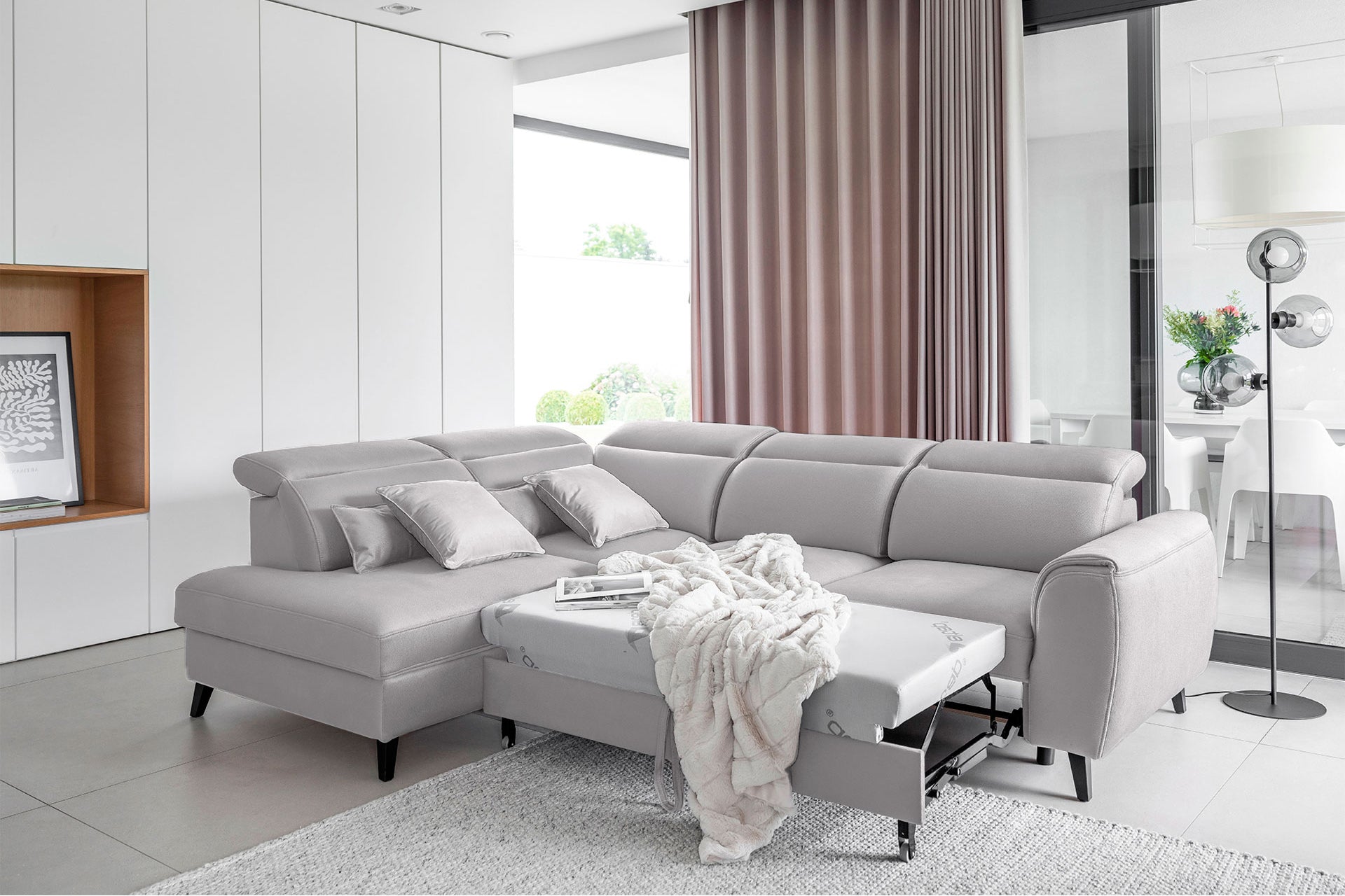 Lewostronny narożnik Noble w tkaninie Nube 03 o delikatnym jasnoszarym odcieniu i nowoczesnej bryle. Designerski narożnik do jasnych oraz przestronnych aranżacji salonowych inspirowanych stylem contemporary i soft loft.