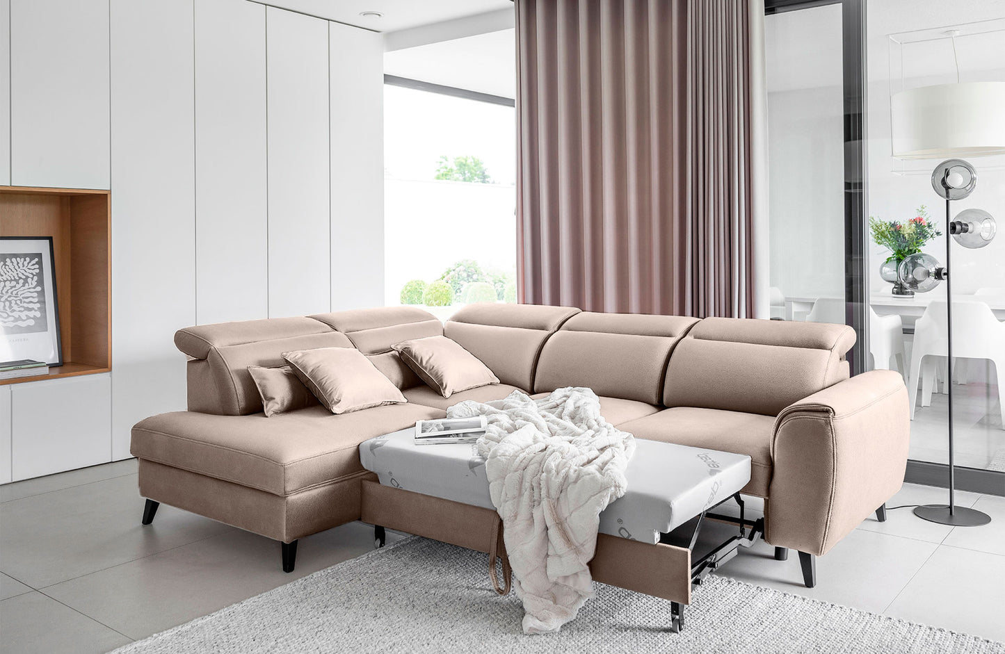 Lewostronny narożnik Noble w tkaninie Sola 18 o delikatnym jasnobeżowym odcieniu i nowoczesnej bryle. Designerski narożnik do salonu idealny do jasnych, przytulnych i minimalistycznych aranżacji wnętrz.
