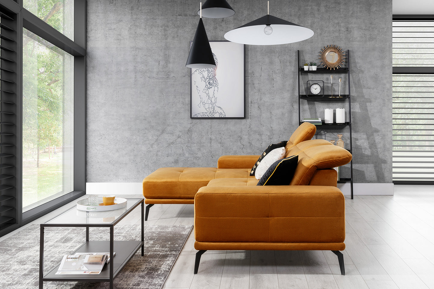 Welurowy narożnik Torrense Monolith 48 w kolorze musztardowym z minimalistyczną bryłą oraz dekoracyjnymi przeszyciami. Elegancki narożnik do salonu inspirowanego stylem industrialnym i modern classic.