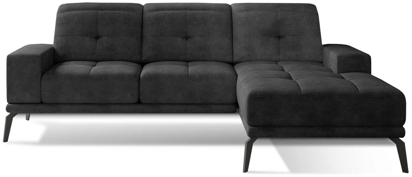Nowoczesny narożnik wypoczynkowy Dora 96 w eleganckim czarnym kolorze wyposażony w regulowane zagłówki oraz metalowe nogi. Komfortowy mebel do salonu zapewniający wygodne miejsce do codziennego relaksu dla całej rodziny.