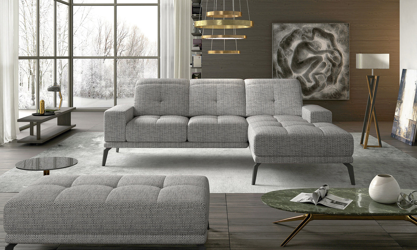 Elegancki narożnik Torrense Berlin 01 z prawym szezlongiem oraz dekoracyjnymi przeszyciami na oparciach. Komfortowy narożnik rodzinny do przestronnego salonu inspirowanego stylem modern, japandi i soft loft.