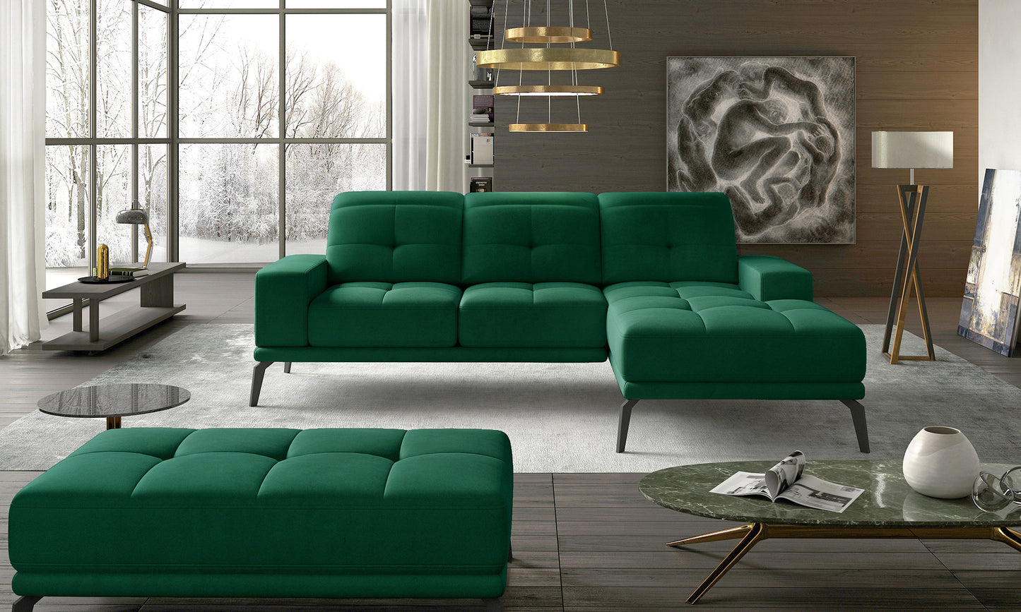 Zielony narożnik do salonu wykonany w tkaninie Monolith 37 prezentujący minimalistyczną formę oraz miękkie siedziska. Designerski narożnik prawostronny świetnie komponujący się ze złotymi dodatkami i drewnianymi elementami wnętrza.