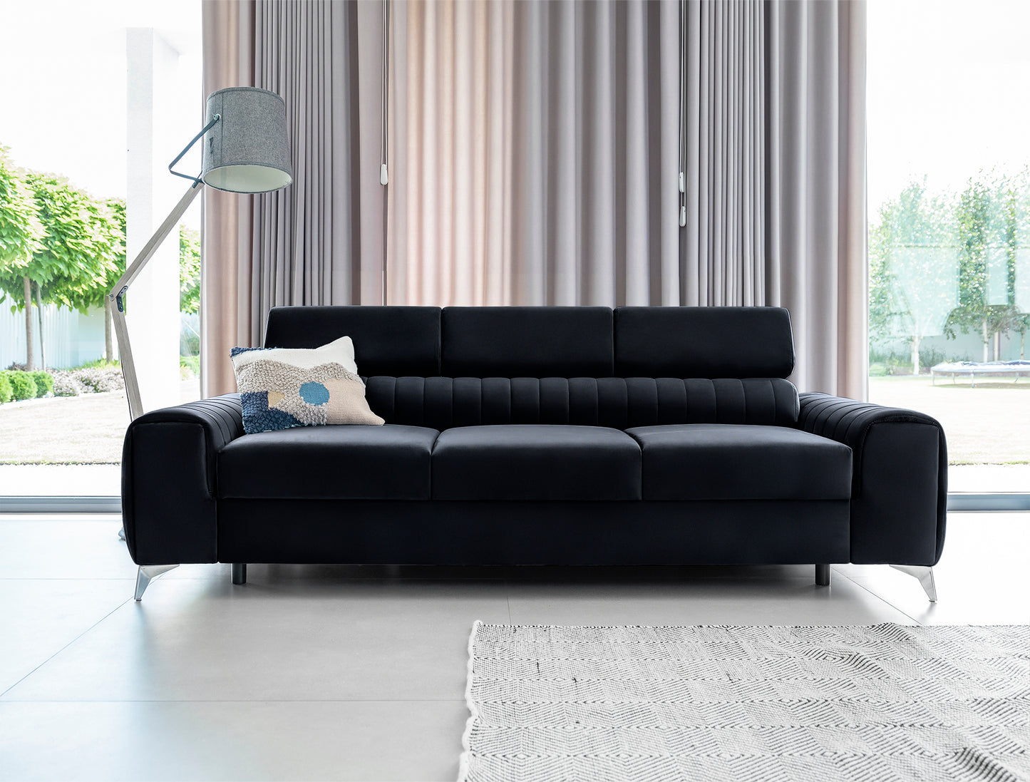 Kanapa Laurence w nowoczesnym salonie – elegancki front, ciemnogranatowa tapicerka