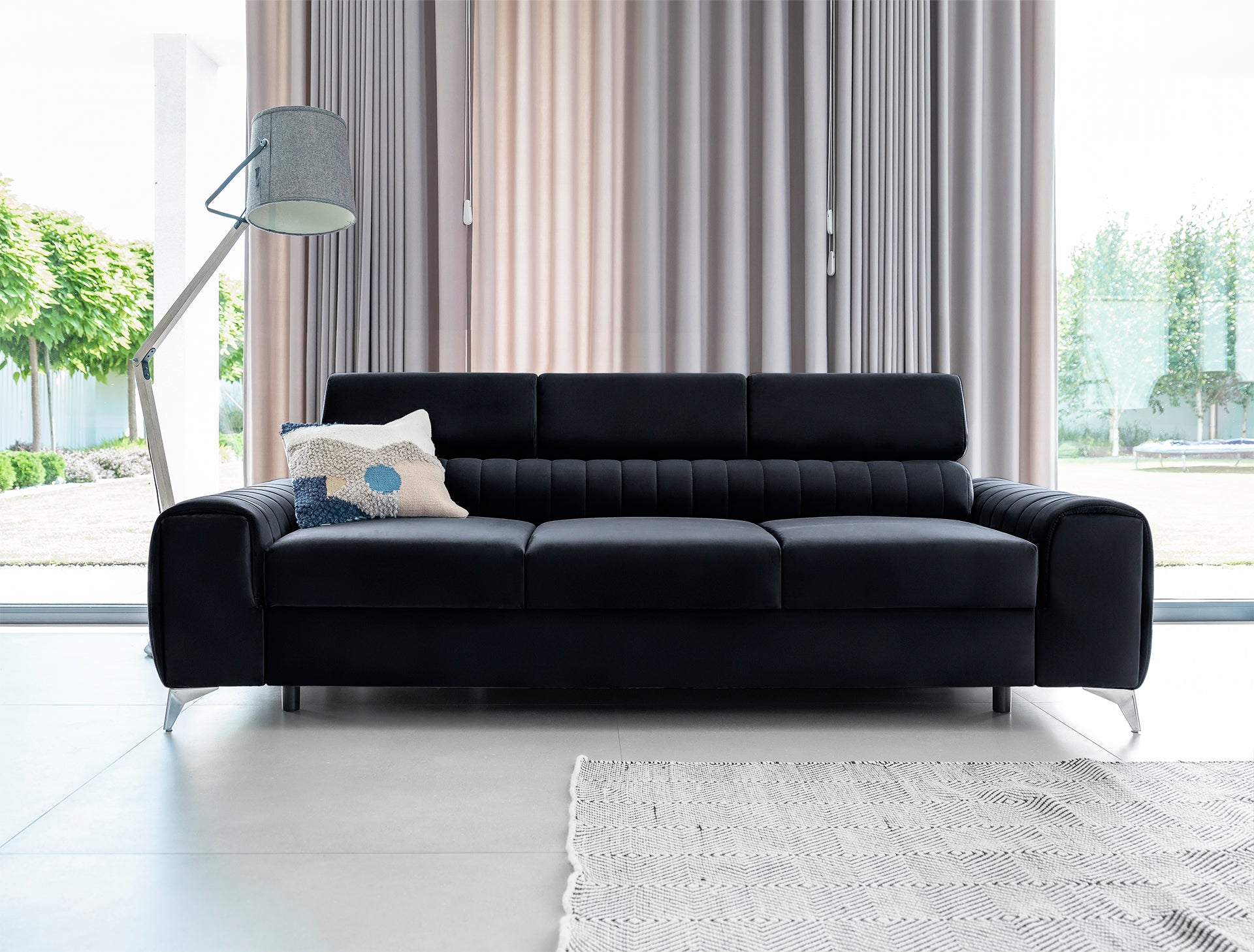 Kanapa Laurence w nowoczesnym salonie – elegancki front, ciemnogranatowa tapicerka