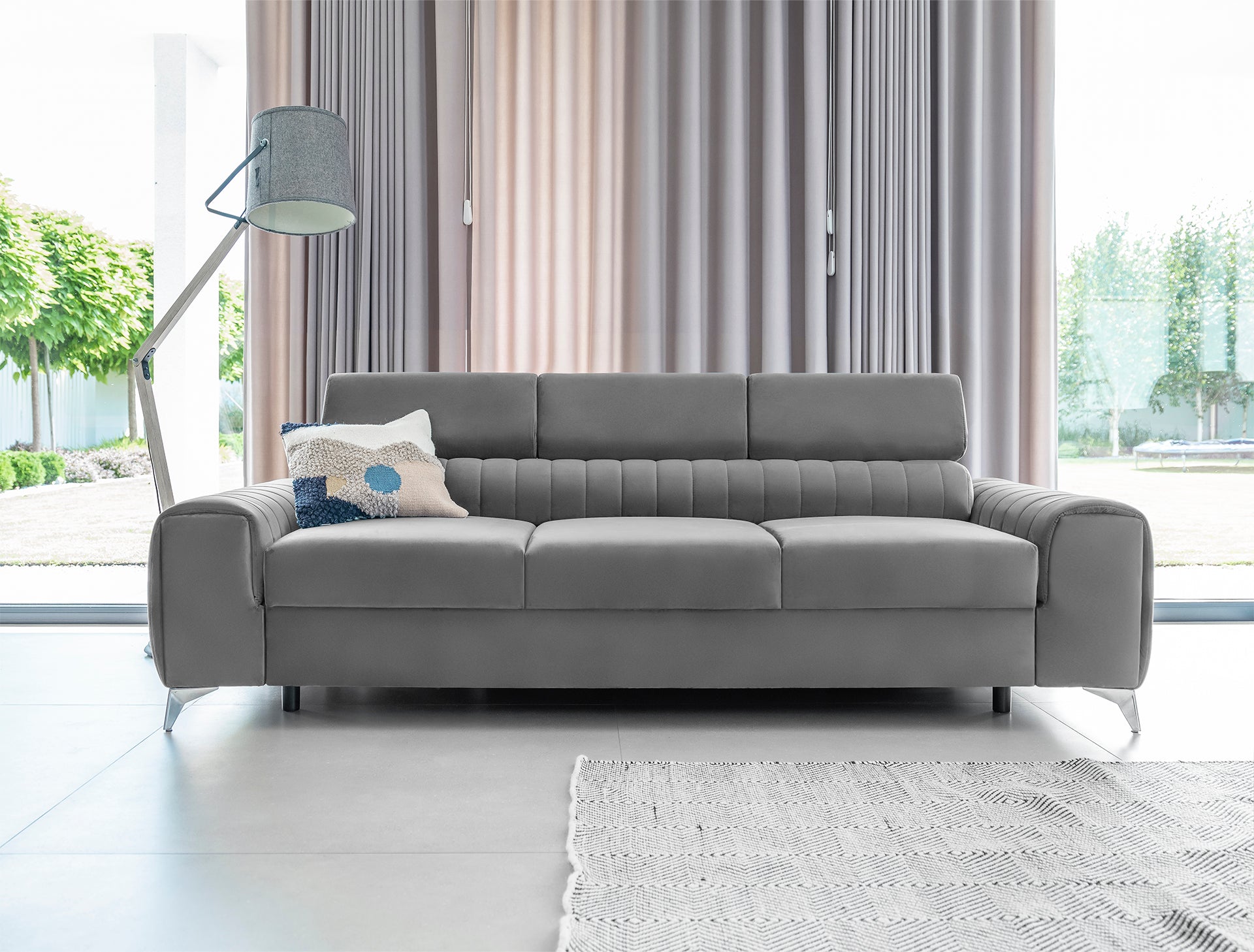 Kanapa Laurence w aranżacji salonu – front, jasnoszara tapicerka Nube 03