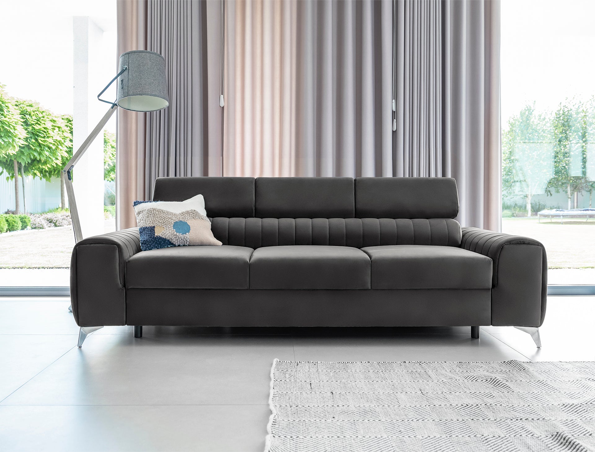 Kanapa Laurence w aranżacji salonu – front, ciemnoszara tapicerka Nube 05