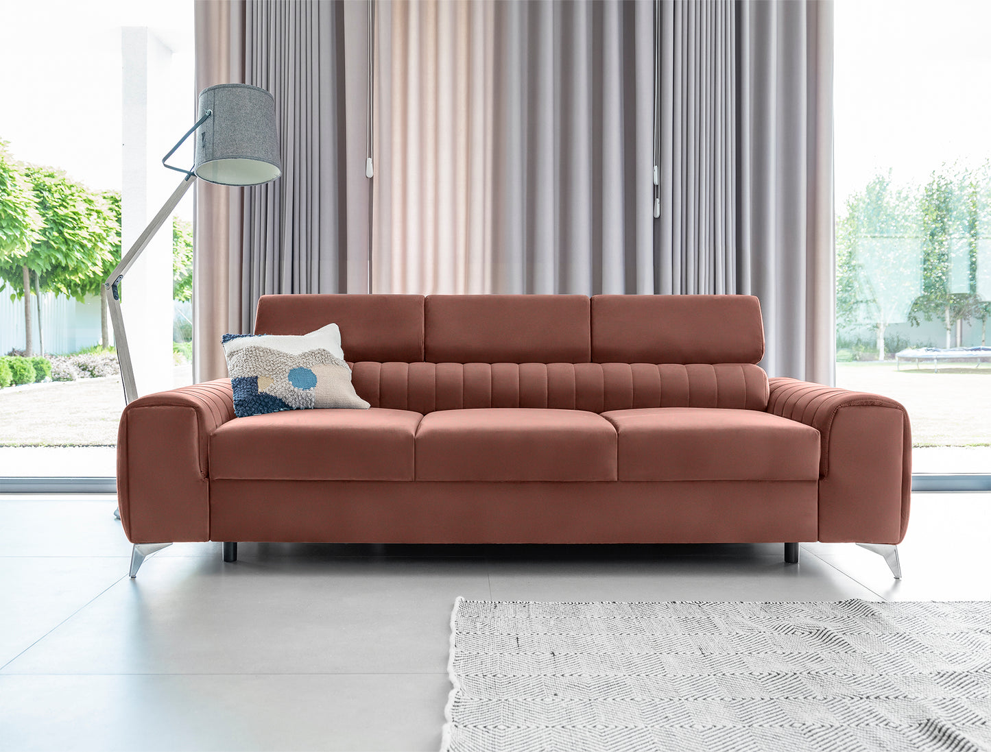 Kanapa Laurence w aranżacji salonu – front, różowa tapicerka Nube 24