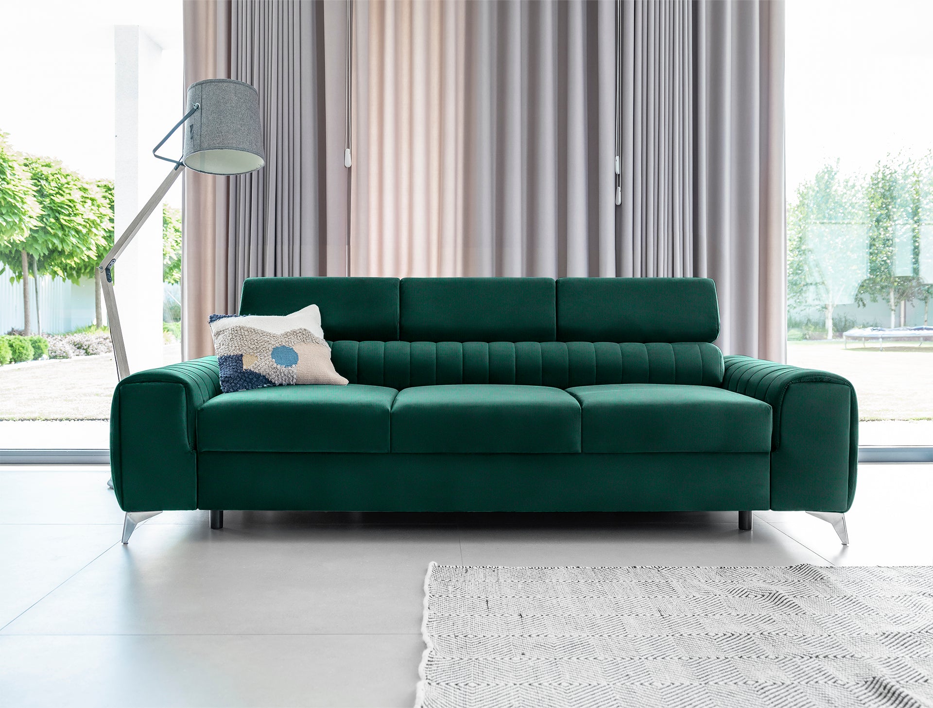 Kanapa Laurence w aranżacji salonu – front, zielona tapicerka Nube 35