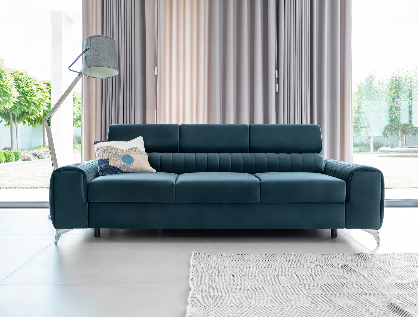 Kanapa Laurence w aranżacji salonu – front, granatowa tapicerka Nube 40