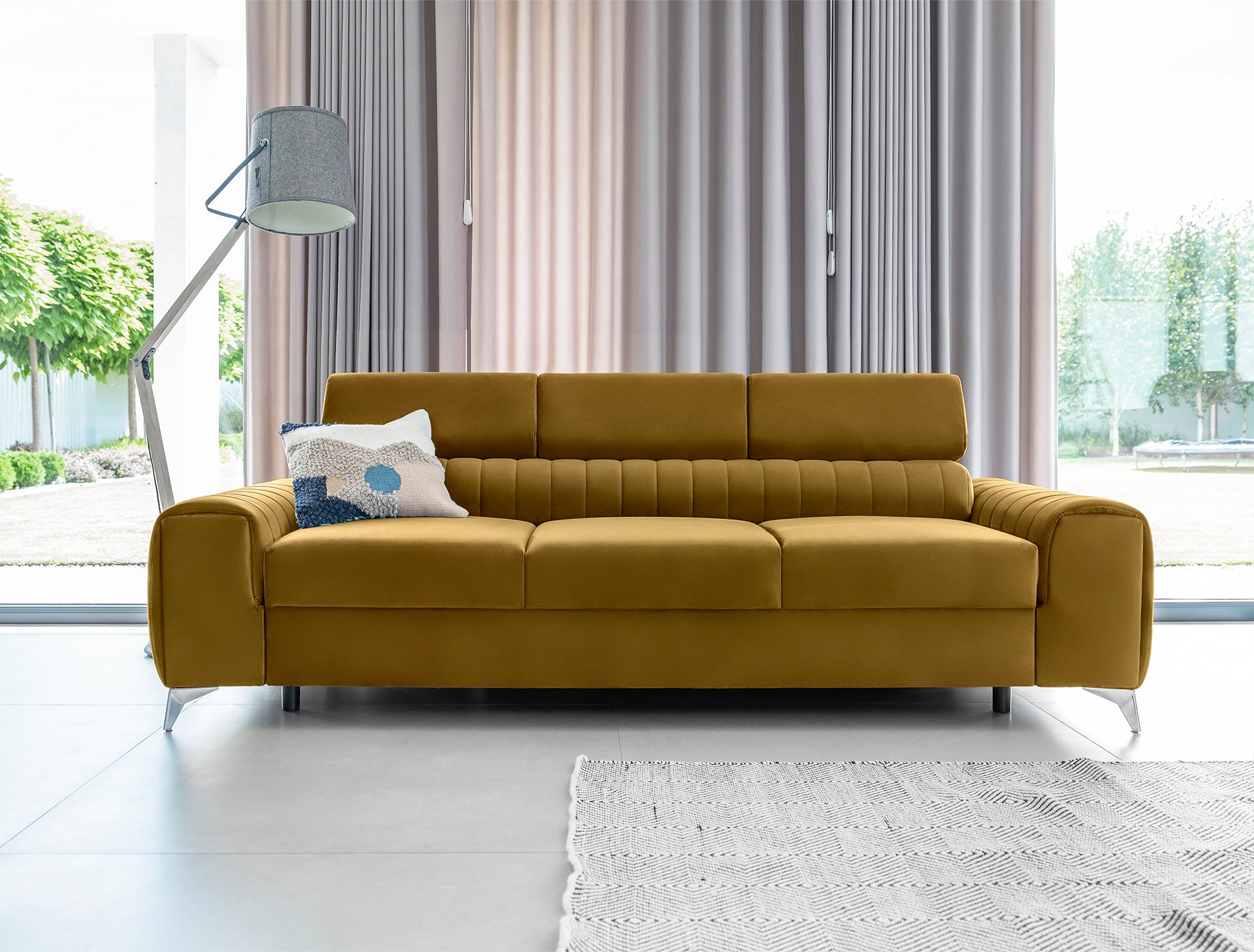 Kanapa Laurence w aranżacji salonu – front, żółta tapicerka Nube 45