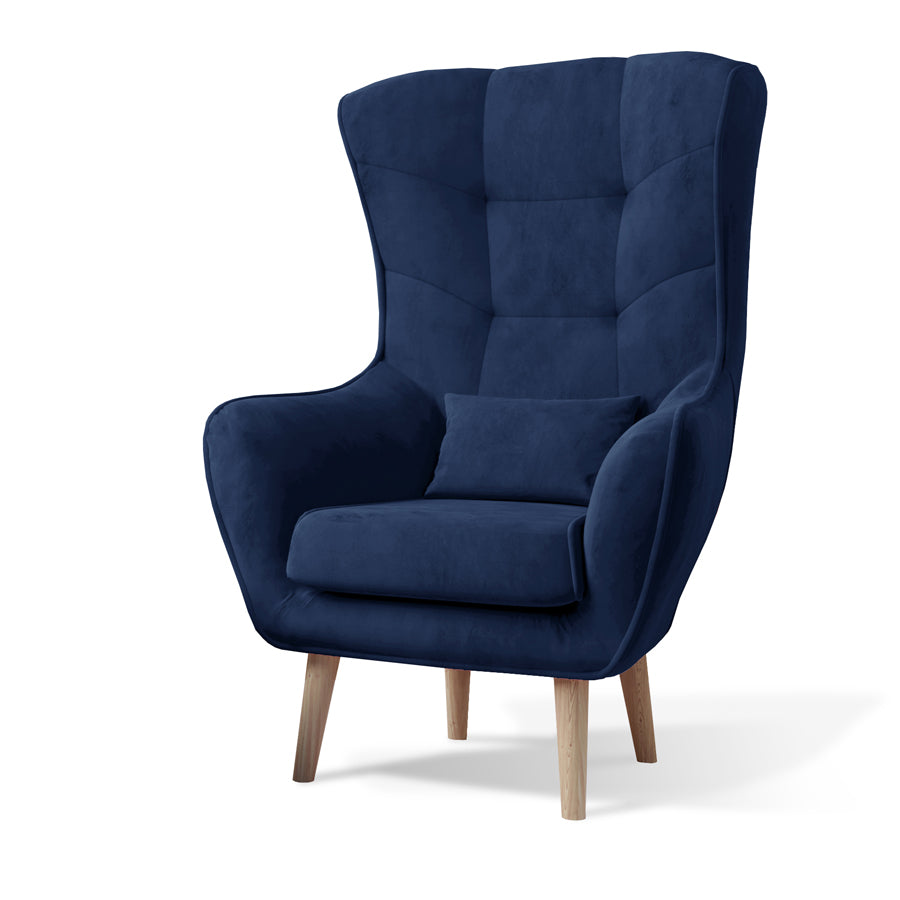 Fotel Arti w kolorze Monolith 77 granatowy, nowoczesny fotel uszak z wysokim oparciem, poduszką i drewnianymi nogami.