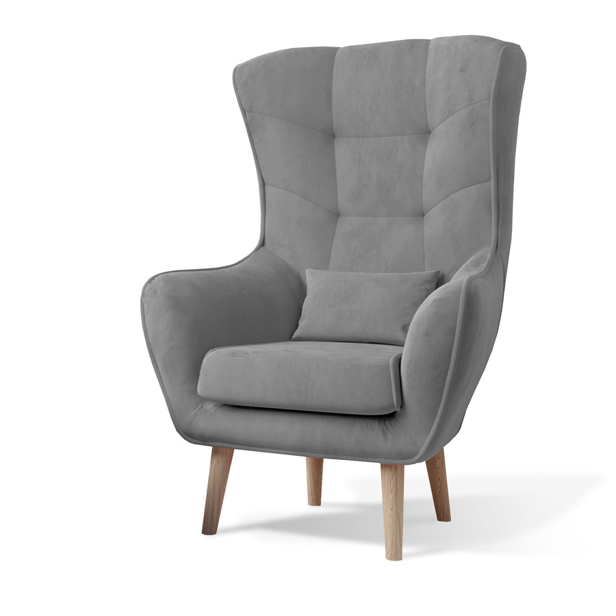 Fotel Arti w kolorze Monolith 84 jasnoszary, elegancki fotel uszak z wysokim oparciem, poduszką i drewnianymi nogami.