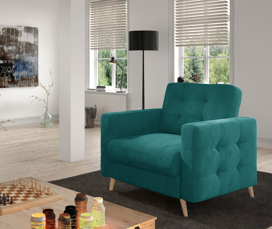 Fotel Asgard w kolorze Kronos 13 turkusowy w eleganckim salonie, ustawiony przy stoliku kawowym na jasnej podłodze.