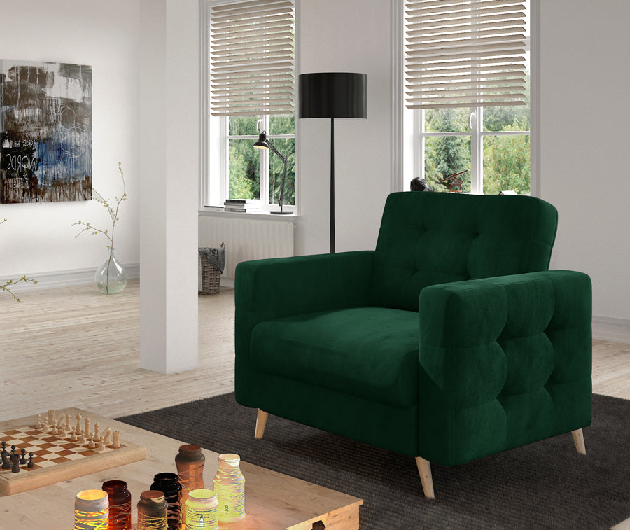 Fotel Asgard w kolorze Kronos 19 zielony w nowoczesnym salonie, ustawiony przy stoliku kawowym na jasnej podłodze.