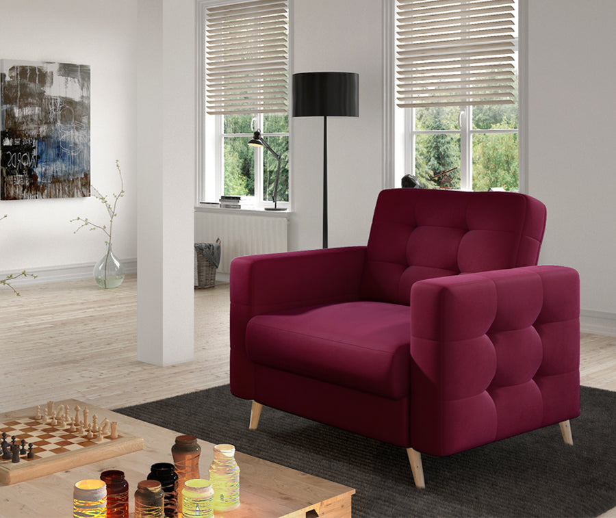 Fotel Asgard w kolorze Matt Velvet 68 bordowy w nowoczesnym salonie, ustawiony przy stoliku kawowym na jasnej podłodze.