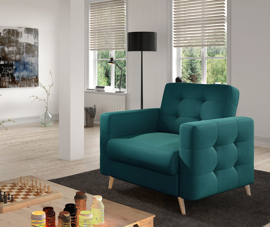 Fotel Asgard w kolorze Matt Velvet 75 zielony w nowoczesnym salonie, ustawiony obok stolika kawowego na jasnej podłodze.