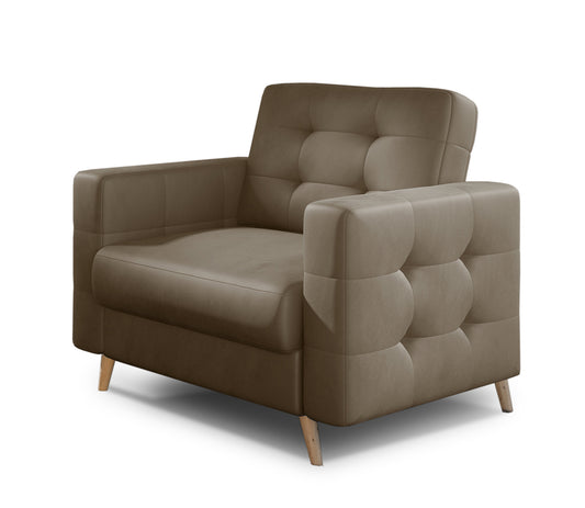 Fotel Asgard w kolorze Monolith 09 jasnobrązowy, elegancki fotel z pikowanym oparciem, szerokimi podłokietnikami i drewnianymi nogami.