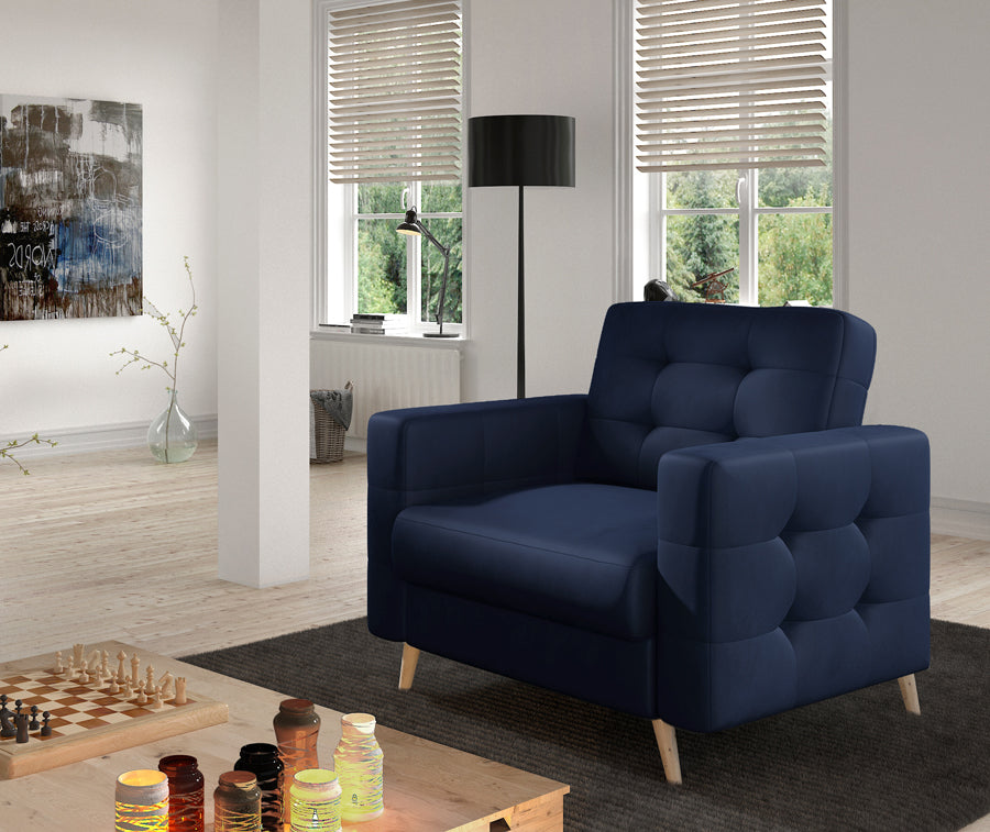 Fotel Asgard w kolorze Monolith 77 granatowy w nowoczesnym salonie, ustawiony przy stoliku kawowym na jasnym dywanie.