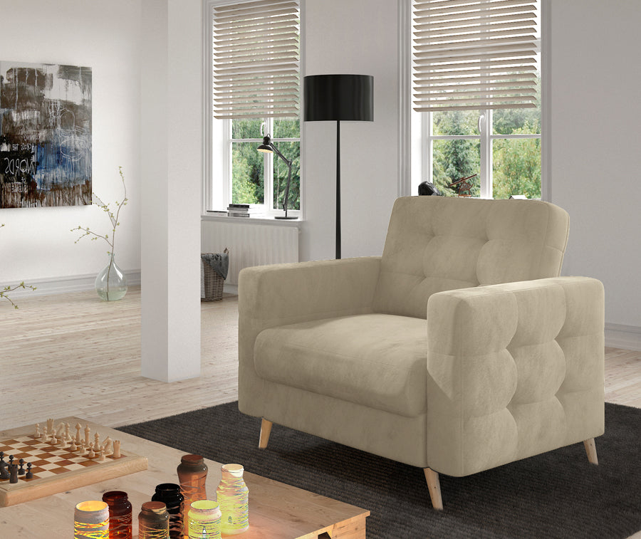 Fotel Asgard w kolorze Kronos 19 zielony w eleganckim salonie, ustawiony obok stolika kawowego na jasnym dywanie.