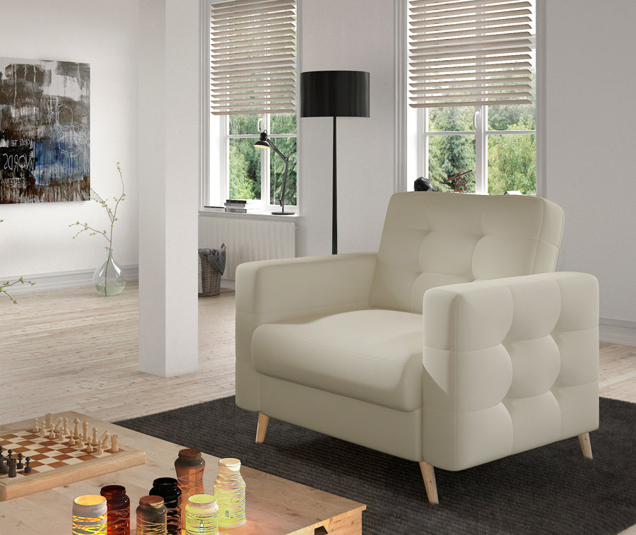 Fotel Asgard w kolorze Soft 33 jasnobeżowy w nowoczesnym salonie, ustawiony przy stoliku kawowym na jasnym dywanie.