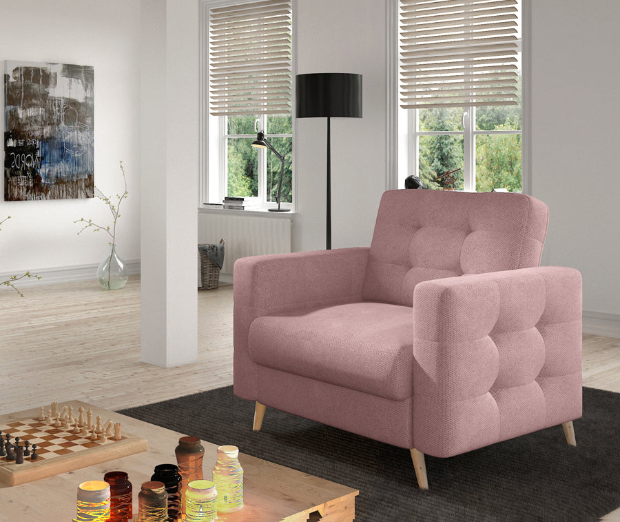 Fotel Asgard w kolorze Soro 61 jasnoróżowy w nowoczesnym salonie, ustawiony przy stoliku kawowym na jasnej podłodze.