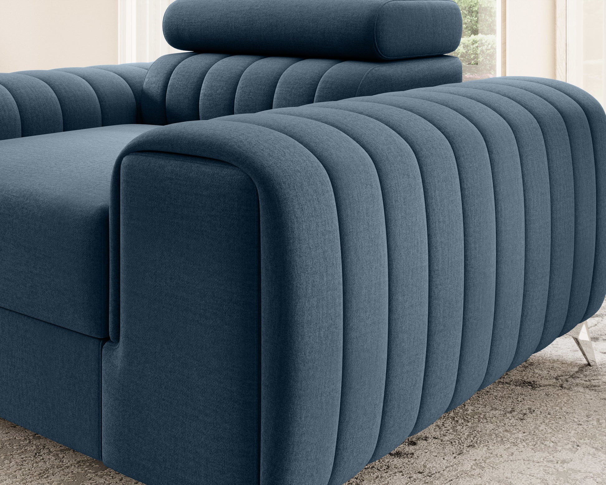 Zbliżenie na bok fotela Laurence Monolith 76 niebieski – tapicerka z pionowym przeszyciem i miękkim wykończeniem.