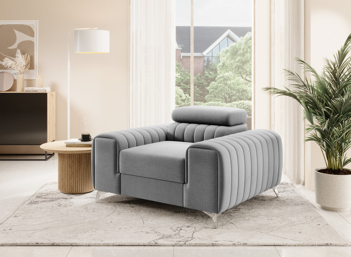 Fotel Laurence Nube 03 jasnoszary w nowoczesnym salonie – ustawiony na jasnym dywanie obok stolika i rośliny.