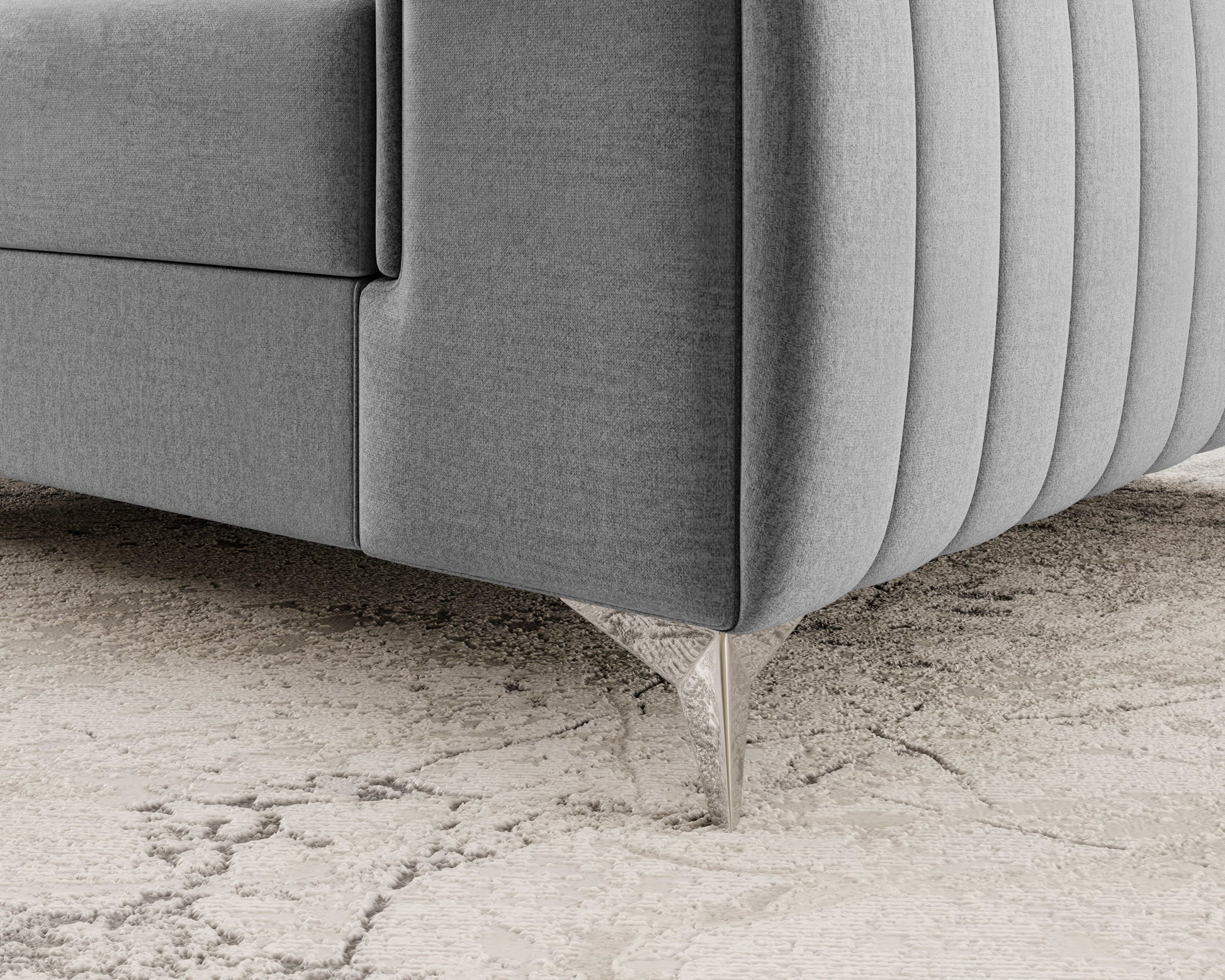Metalowa noga fotela Laurence Nube 03 jasnoszary – detal nowoczesnego wykończenia na tle jasnego dywanu.