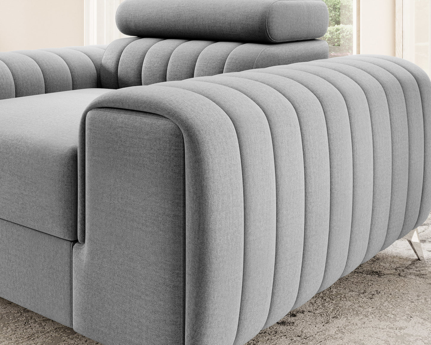 Zbliżenie na bok fotela Laurence Nube 03 jasnoszary – miękkie, pionowe przeszycia na podłokietniku i precyzyjne wykończenie.