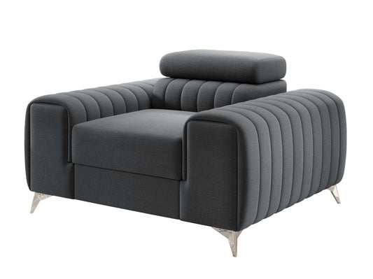Fotel Laurence w kolorze Nube 06 szary – elegancki model z szerokimi podłokietnikami i ozdobnym pikowaniem.