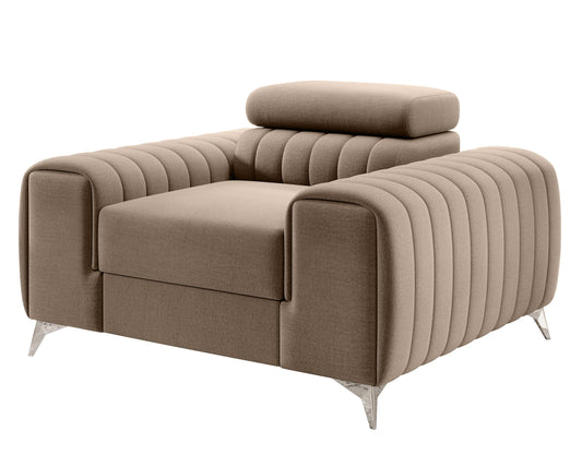 Fotel Laurence w kolorze Nube 20 beżowy – nowoczesny design z szerokimi podłokietnikami i dekoracyjnym pikowaniem.