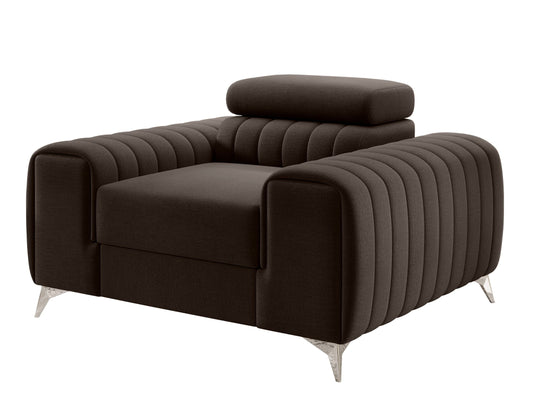 Fotel Laurence w kolorze Nube 22 brązowy – nowoczesny model z eleganckim pikowaniem i metalowymi nogami.