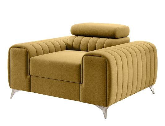 Fotel Laurence w kolorze Nube 45 musztardowy – nowoczesny model z pikowanymi bokami i metalowymi nogami.