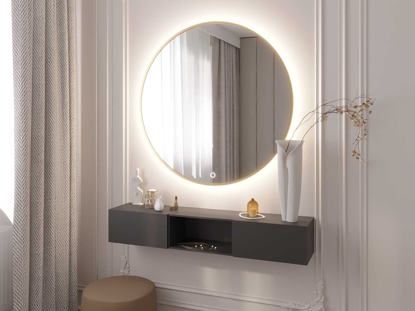 Nowoczesne lustro Gerbinie w kształcie koła z metalową złotą obwódką. Uniwersalny design pasuje do wnętrz glamour, modern i loftowych.
