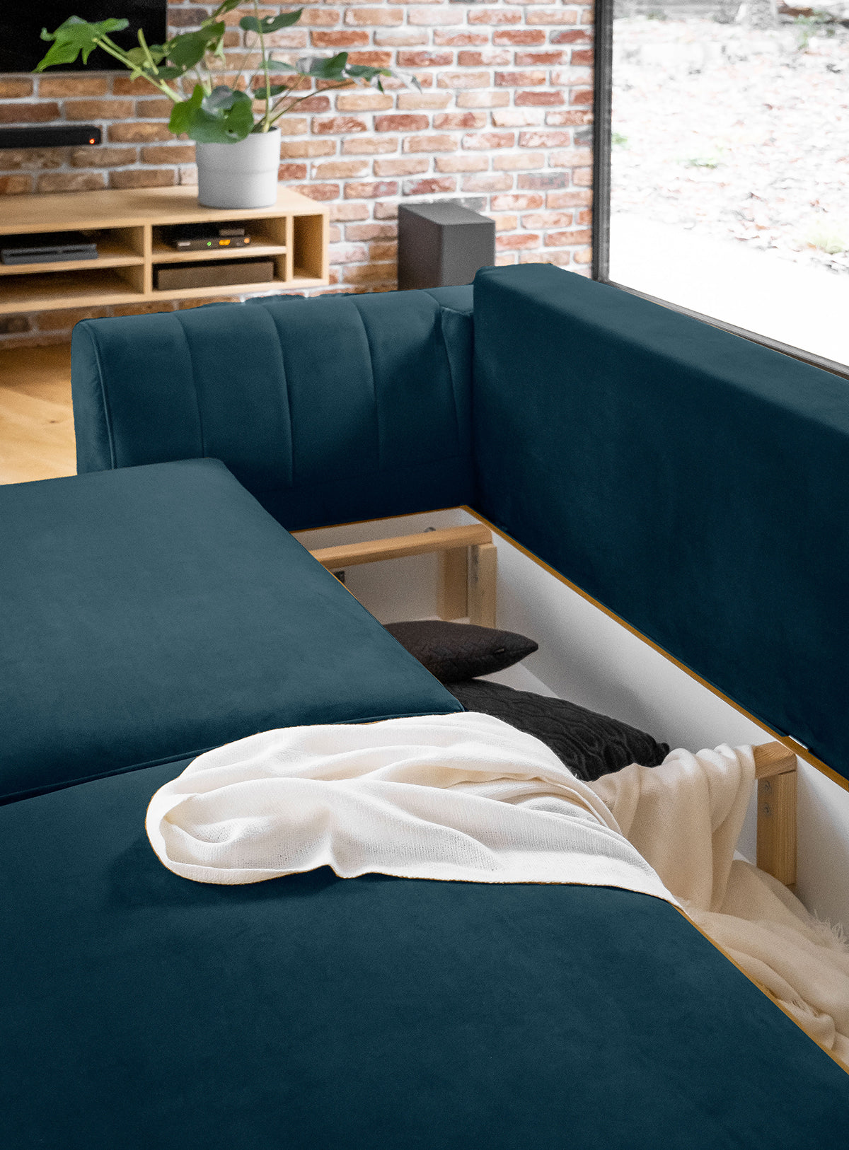 Zestaw Megis Nube w kolorze granatowym tworzy komfortową przestrzeń do relaksu. Sofa, fotel oraz pufa idealnie sprawdzają się w nowoczesnym salonie.
