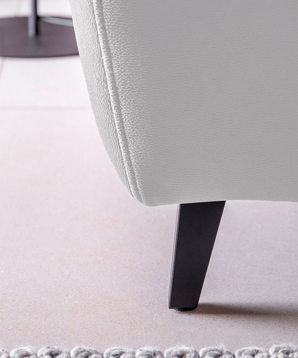 Detal narożnika Noble Nube 03 ukazujący ergonomiczny zagłówek oraz strukturę jasnoszarej tkaniny o subtelnym wykończeniu. Designerski narożnik wypoczynkowy do minimalistycznych, skandynawskich i eleganckich wnętrz salonowych.