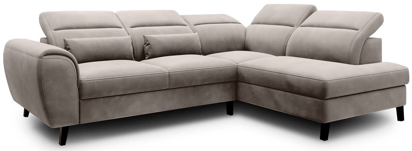 Jasnoszary narożnik Noble prawy w tkaninie Loco 04 z regulowanymi zagłówkami oraz elegancką bryłą na wysokich czarnych nóżkach. Stylowy narożnik do salonu idealny do wnętrz japandi, modern classic i minimalistycznych aranżacji.