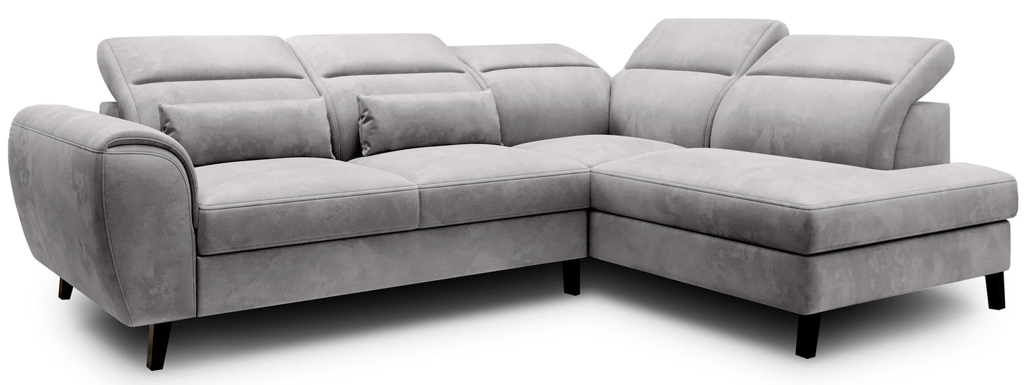Jasnoszary narożnik Noble prawy w tkaninie Nube 03 z regulowanymi zagłówkami oraz elegancką bryłą na wysokich czarnych nóżkach. Stylowy narożnik do salonu idealny do wnętrz modern, japandi i minimalistycznych aranżacji.
