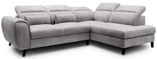 Jasnoszary narożnik Noble prawy w tkaninie Nube 03 z regulowanymi zagłówkami oraz elegancką bryłą na wysokich czarnych nóżkach. Stylowy narożnik do salonu idealny do wnętrz modern, japandi i minimalistycznych aranżacji.