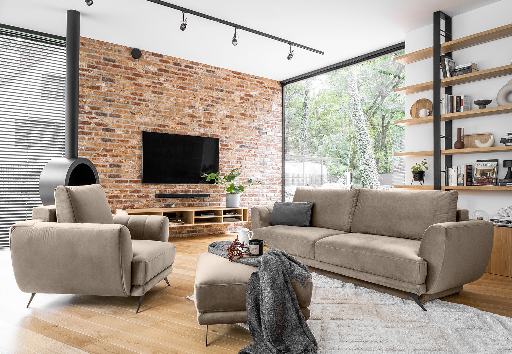 Zestaw Megis Sola w jasnym beżu tworzy harmonijną przestrzeń do codziennego relaksu. Sofa, fotel oraz pufa świetnie pasują do nowoczesnych aranżacji.
