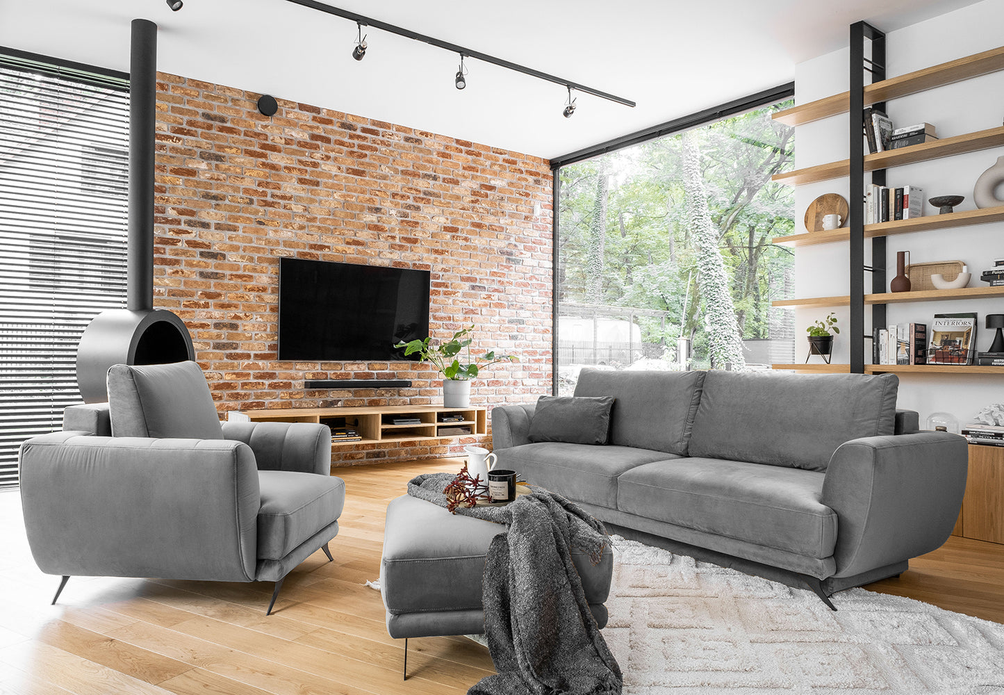 Zestaw Megis Nube w jasnym szarym odcieniu tworzy spójną przestrzeń wypoczynkową. Sofa, fotel oraz pufa zapewniają wygodę na co dzień.
