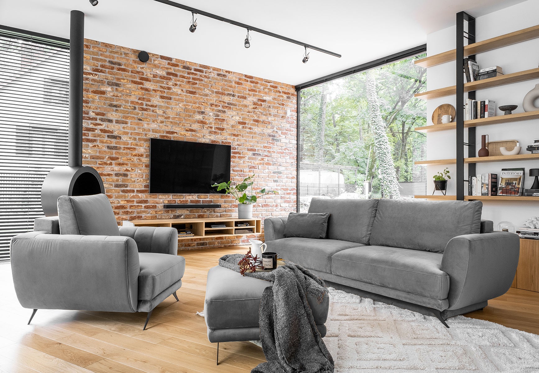 Zestaw Megis Nube w jasnym szarym odcieniu tworzy spójną przestrzeń wypoczynkową. Sofa, fotel oraz pufa zapewniają wygodę na co dzień.
